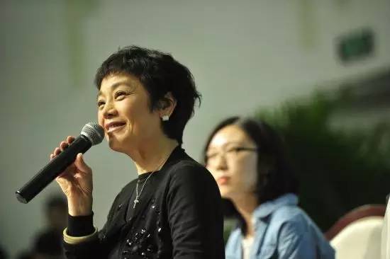 她和林青霞齐名，当未婚妈妈，爱子遭绑架，62岁还和90后演绎忘年恋……