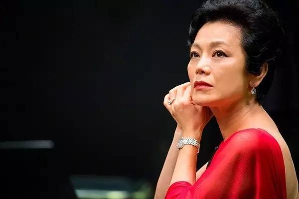 她和林青霞齐名，当未婚妈妈，爱子遭绑架，62岁还和90后演绎忘年恋……