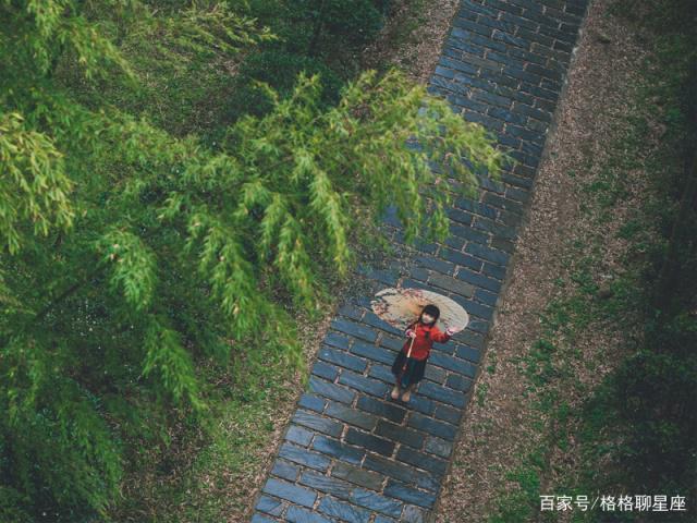 巨蟹座：你来了，整个世界都在发光，你走后，整个世界都在下雨