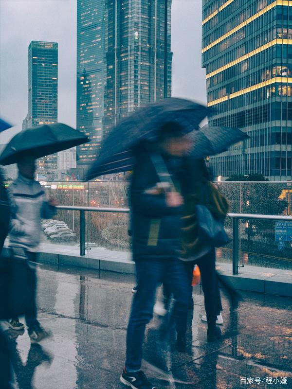 狮子座：真正爱你的，不是雨天为你撑伞，而是陪你淋雨