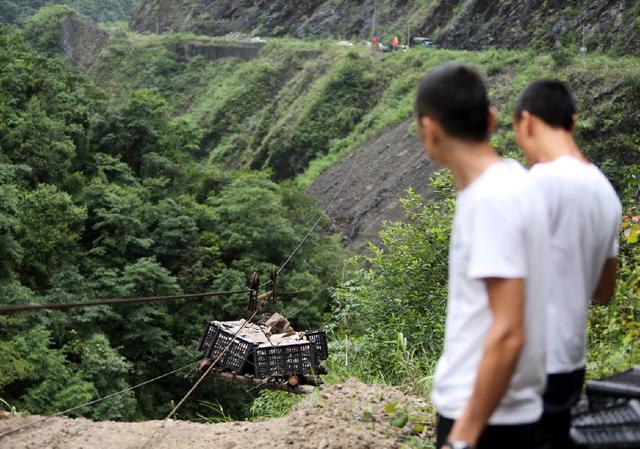 山体崩塌断进村道路 鸡冠山乡成“孤岛”400米索道跨悬崖搭起200多人生命线