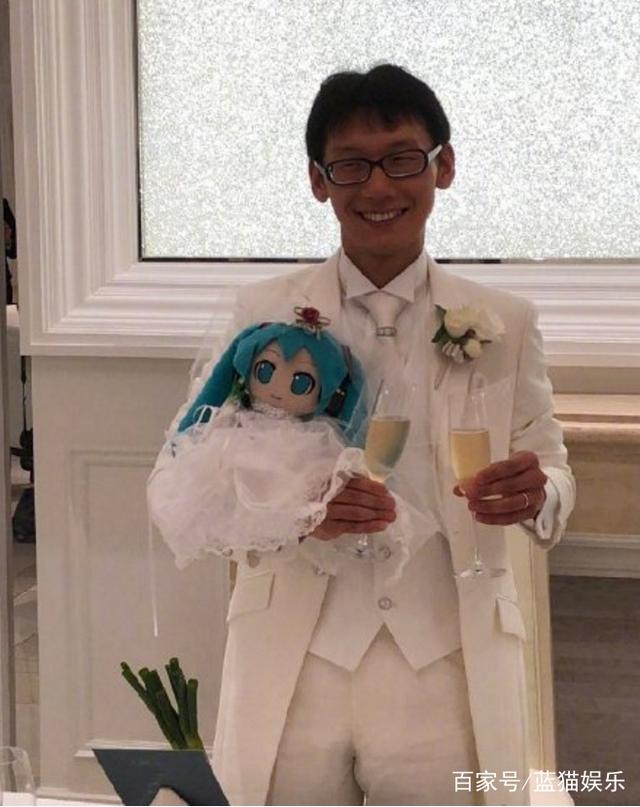 让你一眼就爱上的女孩，如同流年闪耀，难怪男子和初音未来结婚！