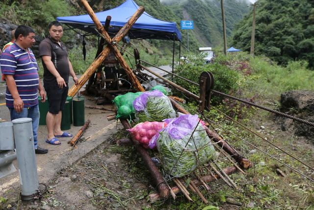 山体崩塌断进村道路 鸡冠山乡成“孤岛”400米索道跨悬崖搭起200多人生命线