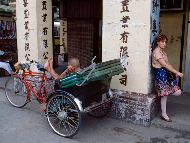 葡萄牙统治下的澳门：街头看相摊位随处可见，赌场里赌客人山人海