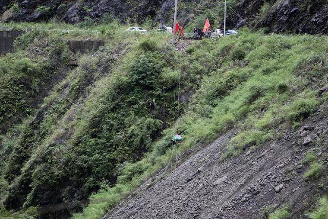 山体崩塌断进村道路 鸡冠山乡成“孤岛”400米索道跨悬崖搭起200多人生命线