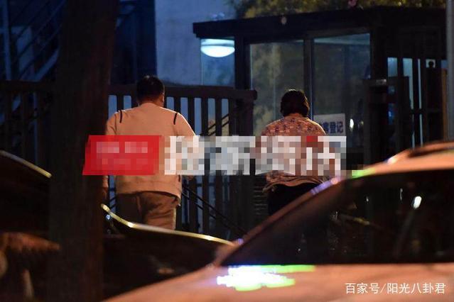 贾玲与绯闻男友车里热聊，体型相近很登对，看表情就知道她很幸福