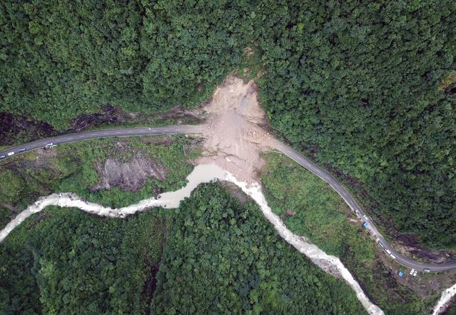 山体崩塌断进村道路 鸡冠山乡成“孤岛”400米索道跨悬崖搭起200多人生命线