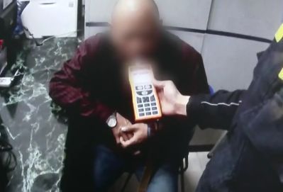 男子“手欠”抠了手臂上的痣，结果肠子都悔青了！这几种痣千万当心！