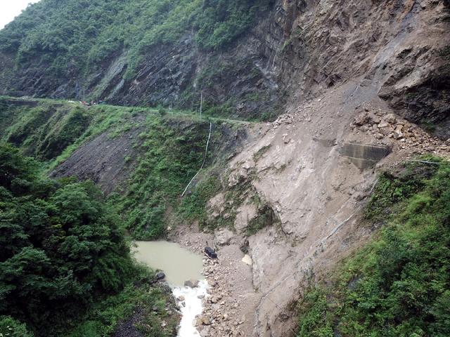 山体崩塌断进村道路 鸡冠山乡成“孤岛”400米索道跨悬崖搭起200多人生命线