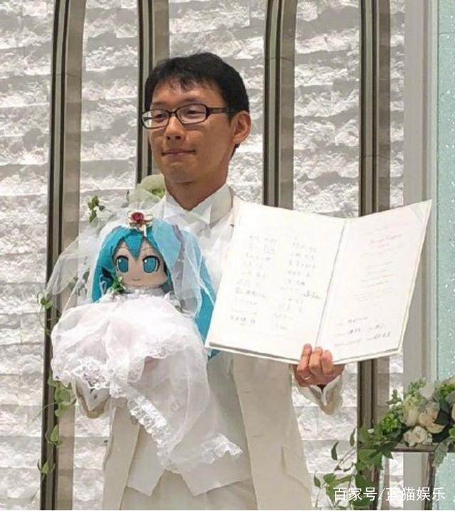 让你一眼就爱上的女孩，如同流年闪耀，难怪男子和初音未来结婚！