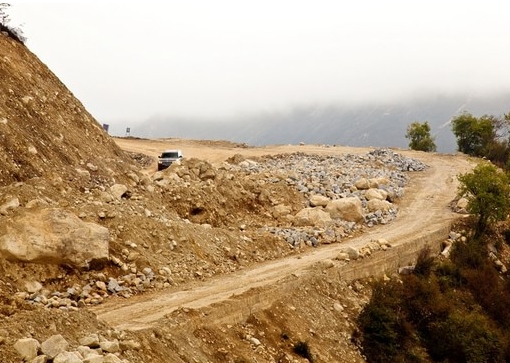 梦见坎坷道路