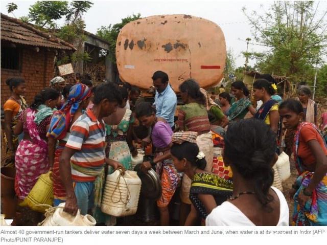 季风还没来，运水车成为了印度干旱村庄的生命线
