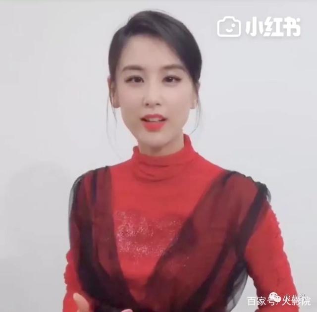 “带货女王”黄圣依小红书晒出猪猪开运好物，时尚喜庆获追捧！