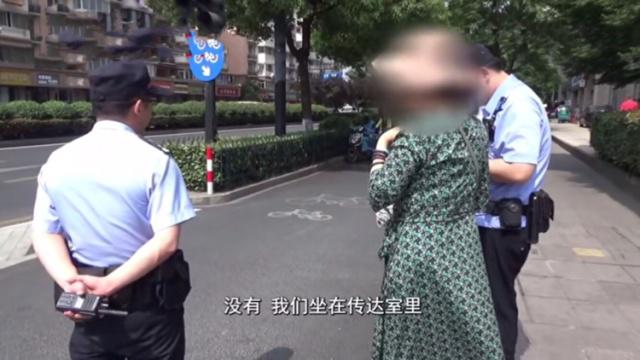 陌生男子观手相、邀请晚上一起看表演，女子报警称“被戳了”