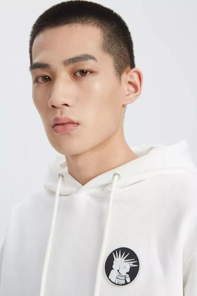顶级模特公司IMG最近签约了一个新的中国男孩，快来给他看相！