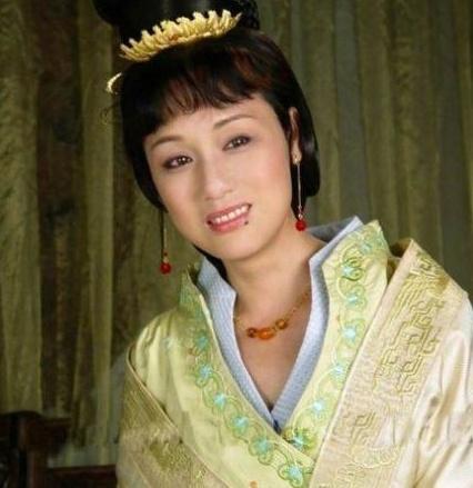 她因一颗美人痣红极一时，与导演相恋多年未果，如今62岁仍未婚