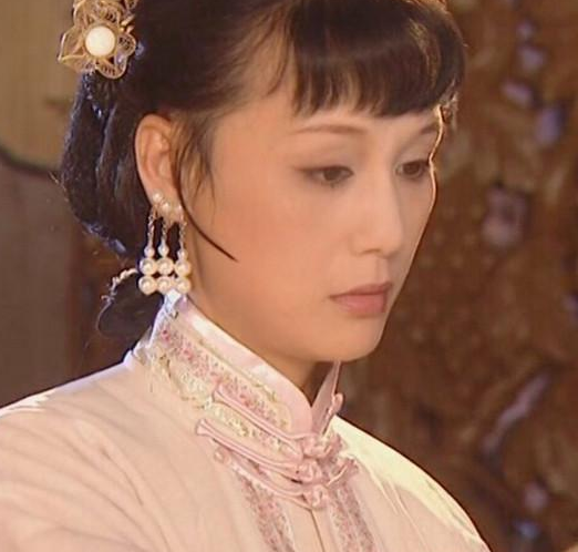 她和刘敏涛一样，因美人痣出名，爱上导演却被抛弃，如今孤单一人