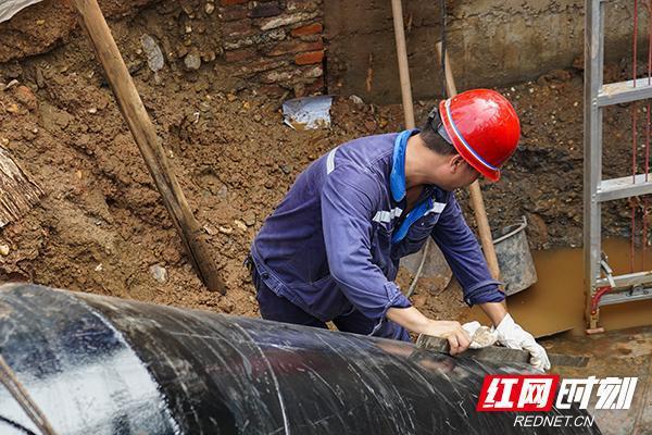 烈日下劳动者｜维护城市“生命线”他们36℃下24小时不停工