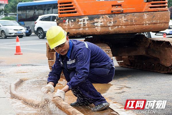 烈日下劳动者｜维护城市“生命线”他们36℃下24小时不停工