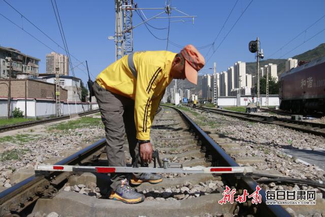 铁路“急先锋”唐学鑫：高温下，用汗水守护列车“生命线”