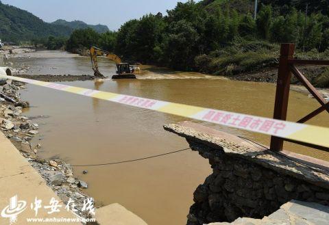 凿开山崖打通“生命线” 宁国受灾地区群众生活正在恢复正常