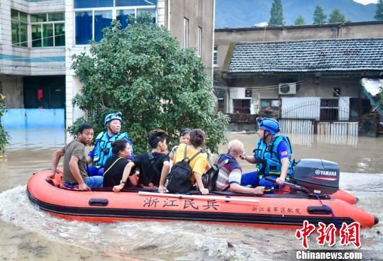 浙江临海爆发特大洪水：马路“航道”成救援“生命线”