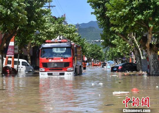 浙江临海爆发特大洪水：马路“航道”成救援“生命线”
