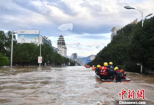 浙江临海爆发特大洪水：马路“航道”成救援“生命线”