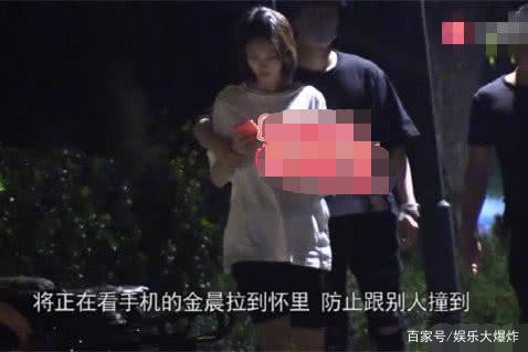 张继科新恋情曝光？当街和女子亲密牵手，面相老气和景甜有差距